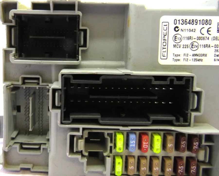 PEUGEOT/CITROEN Fuse Box 01364891080 28230600 - Image 6