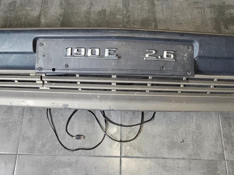 Cubierta del Paragolpes Delantero MERCEDES-BENZ 190E W201 2018851425 2018801670